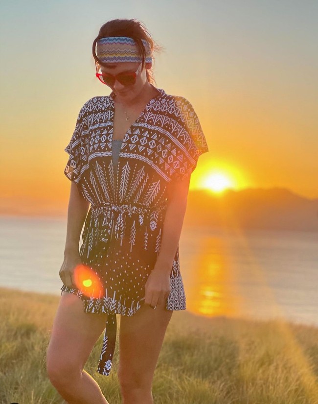 Liburan ke Sumbawa, Nusa Tenggara Barat, penampilan Luna Maya tampak simple dengan rok terusan bermotif dan sebuah ikat kepala. Penampilan wanita 38 tahun itu kemudian dilengkapi dengan kaca mata hitam. Foto: Instagram