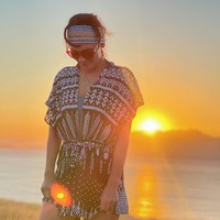 Liburan ke Sumbawa, Nusa Tenggara Barat, penampilan Luna Maya tampak simple dengan rok terusan bermotif dan sebuah ikat kepala. Penampilan wanita 38 tahun itu kemudian dilengkapi dengan kaca mata hitam. Foto: Instagram