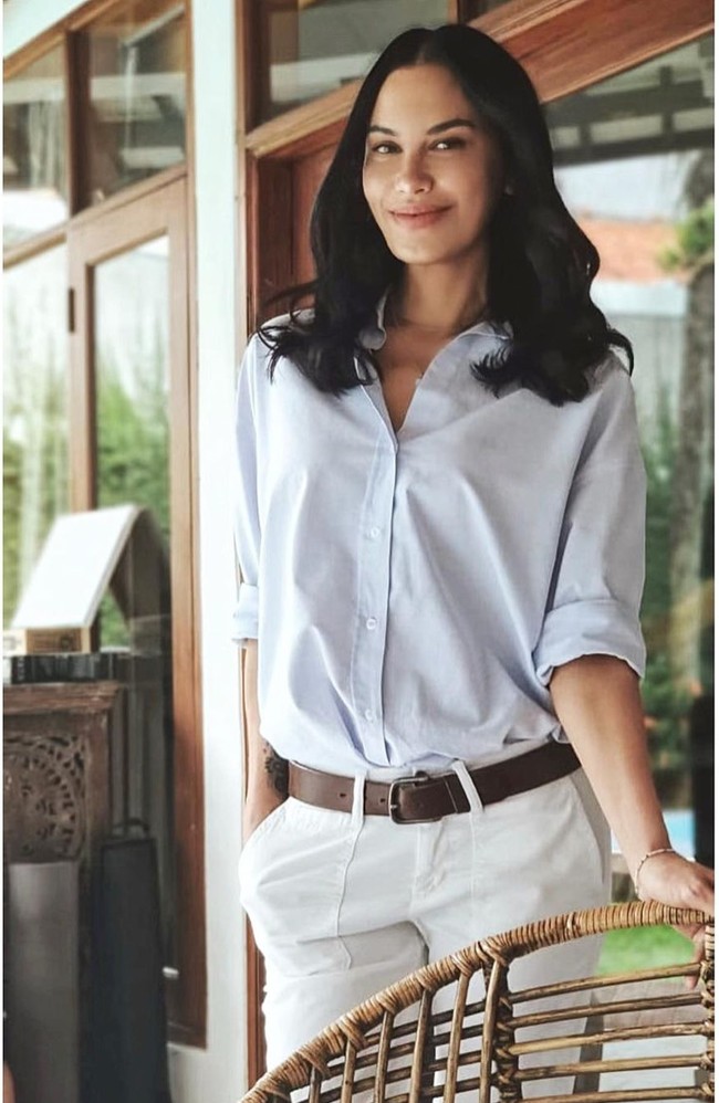 Tampil lebih rapih, Sophia Latjuba tampak memadukan kemeja polos berwarna biru muda dengan celana panjang putih. Penampilannya itu kemudian dilengkapi dengan sebuah ikat pinggang berwarna coklat. Dengan rambut terurai dan makeup seadanya, penampilan Sophia terlihat memukau. Foto: Instagram