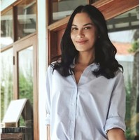 Tampil lebih rapih, Sophia Latjuba tampak memadukan kemeja polos berwarna biru muda dengan celana panjang putih. Penampilannya itu kemudian dilengkapi dengan sebuah ikat pinggang berwarna coklat. Dengan rambut terurai dan makeup seadanya, penampilan Sophia terlihat memukau. Foto: Instagram