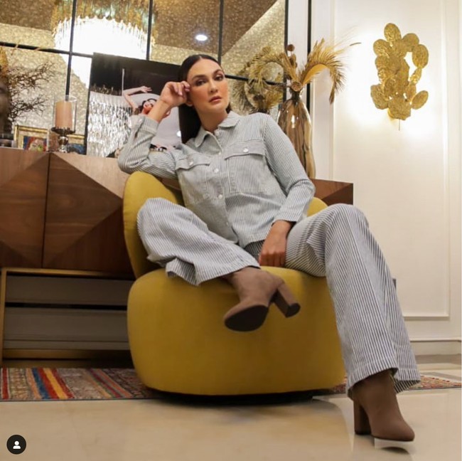 Sedangkan Luna Maya lebih memilih tampil mengenakan setelan kemeja garis-garis. Penampilannya itu kemudian dilengkapi dengan sepasang sepatu boot heels berwarna coklat. Dengan riasan makeup bernuansa nude dan rambut terurai yang ditata rapih, penampilan Luna Maya itu sukses bikin susah kedip. Foto: Instagram