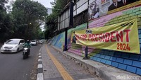 Spanduk dukungan untuk Gubernur Jawa Barat Ridwan Kamil maju dalam kontestasi Pilpres 2024 itu salah satunya dipasang di Jalan Babakan Siliwangi, Kota Bandung.