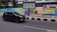 Tak hanya di Jalan Babakan Siliwangi, spanduk ini juga dipasang di Jalan Purnawarman.