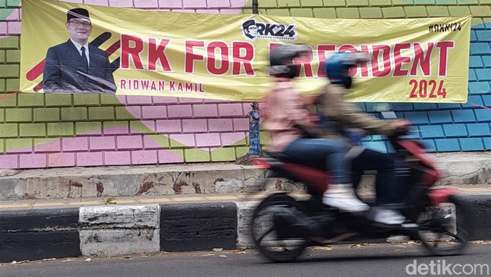Spanduk Ridwan Kamil Calon Presiden Mejeng di Kota Bandung Spanduk dukungan untuk Ridwan Kamil yang bertuliskan 'RK For President 2024' mejeng di Kota Bandung. Spanduk ini diketahui dipasang oleh Relawan Kebangsaan RK24