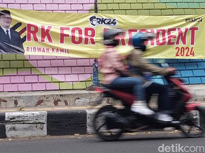 Spanduk Ridwan Kamil Calon Presiden Mejeng di Kota Bandung