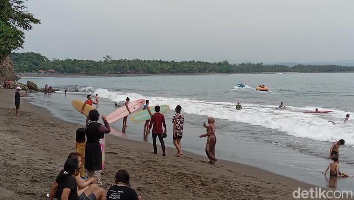 Suasana serunya kompetisi surfing di Pantai Batukaras Pangandaran.