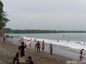 Melihat Serunya Kompetisi Surfing di Pantai Batukaras Pangandaran