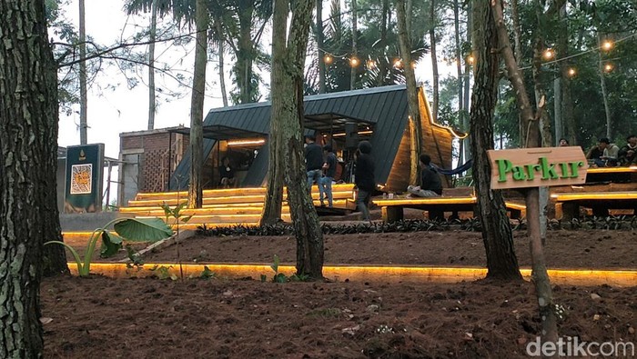 Tahu Nggak, Garut Punya Tempat Ngopi Hits di Tengah Hutan Pinus Tempat ngopi yang berada di kawasan Garut ini lagi hits di kalangan anak muda. Pasalnya, kedai kopi ini berada di tempat terbuka dan dikeliling hutan pinus.