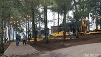 Kedai kopi ini bernama Kafe deJati Wangi. Saat datang ke sini, udara segar khas pegunungan langsung menyambut. Dinginnya udara, bau rumput hijau serta lingkungan yang asri langsung membuat pikiran tenang.