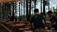 Menu yang disediakan merupakan makanan-makanan sederhana. Seperti kopi susu, mi instan, bakwan hingga nasi goreng. Dengan harga rata-rata di bawah Rp 20 ribu per menunya.