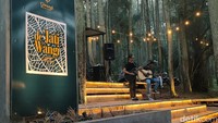 Lampu-lampu gantung yang menghiasi kedai kopi ini membuat pemandangan tempat ngopi tersebut semakin menawan khususnya di malam hari.