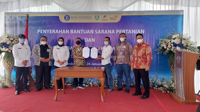 Telkom bekerjasama dengan Gabungan Kelompok Tani (Gapokan) Tani Mulus Indrayamayu, Jawa Barat, berbagi pendapatan (revenue sharing) hasil panen sampai Rp 1 miliar.