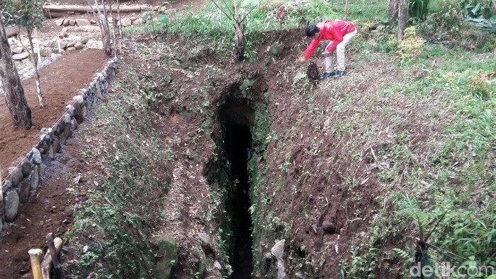 Terowongan air Tirtapala berperan penting dalam kehidupan warga di kaki Gunung Slamet. Terowongan itu merupakan sumber kehidupan warga di sekitar gunung itu.