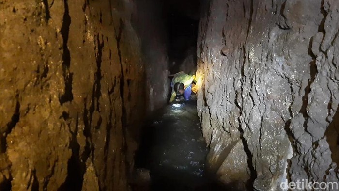 Terowongan air Tirtapala berperan penting dalam kehidupan warga di kaki Gunung Slamet. Terowongan itu merupakan sumber kehidupan warga di sekitar gunung itu.