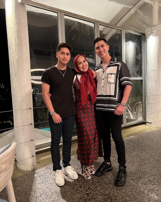 Venna Melinda dan Ivan Fadilla bercerai pada 2013 setelah 13 tahun membina rumah tangga. Pascacerai, keduanya masih berseteru soal harta gono-gini dan hak asuh anak. Setelah lama ribut, keduanya akhirnya bisa legowo dan memilih untuk damai. Kini mereka sudah menikah lagi dan hidup bahagia dengan pasangannya masing-masing. Foto: Instagram