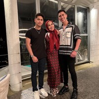 Venna Melinda dan Ivan Fadilla bercerai pada 2013 setelah 13 tahun membina rumah tangga. Pascacerai, keduanya masih berseteru soal harta gono-gini dan hak asuh anak. Setelah lama ribut, keduanya akhirnya bisa legowo dan memilih untuk damai. Kini mereka sudah menikah lagi dan hidup bahagia dengan pasangannya masing-masing. Foto: Instagram