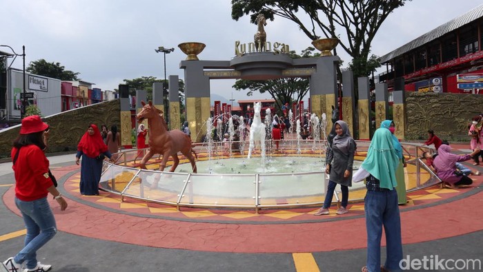 Wajah baru Alun-alun Kuningan.
