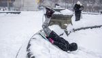 Warga Asyik Main Ski di Jalanan Saat AS Dihantam Badai Salju