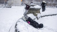 Diketahui, badai salju menerjang sejumlah wilayah Amerika Serikat. Badai yang dikenal sebagai Noreaster, itu dilaporkan melanda beberapa bagian New York dan Massachussets dengan salju setinggi 2 kaki (61 cm) pada Sabtu (29/1) malam. AP Photo/Brittainy Newman. 