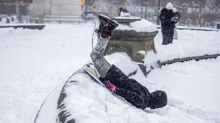 Badai salju menerjang sejumlah wilayah di Amerika Serikat. Salju yang menutupi jalanan kota New York bahkan dimanfaatkan warga untuk bermain ski. Ini potretnya.