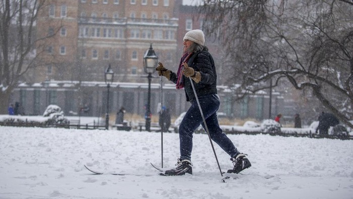 Badai salju menerjang sejumlah wilayah di Amerika Serikat. Salju yang menutupi jalanan kota New York bahkan dimanfaatkan warga untuk bermain ski. Ini potretnya.
