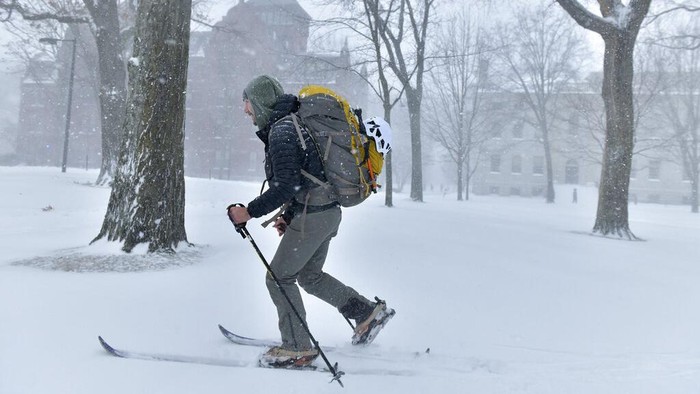 Badai salju menerjang sejumlah wilayah di Amerika Serikat. Salju yang menutupi jalanan kota New York bahkan dimanfaatkan warga untuk bermain ski. Ini potretnya.
