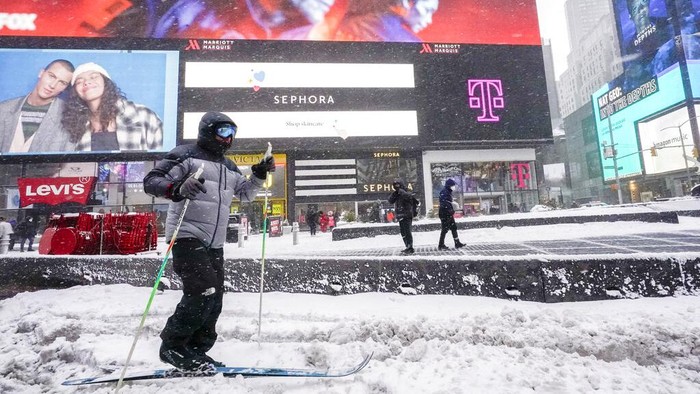 Badai salju menerjang sejumlah wilayah di Amerika Serikat. Salju yang menutupi jalanan kota New York bahkan dimanfaatkan warga untuk bermain ski. Ini potretnya.