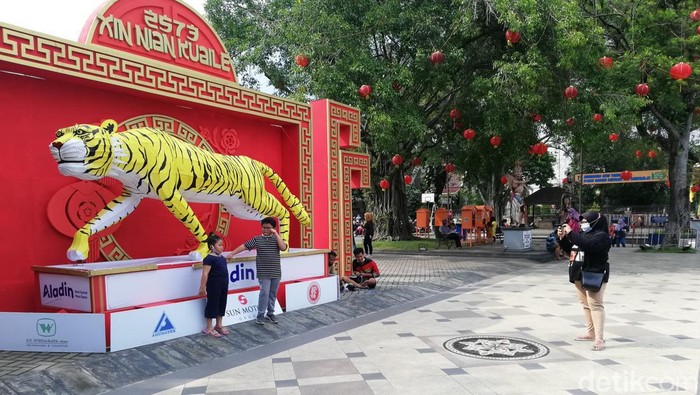 Warga berfoto di depan lampion macan air di depan Balai Kota Solo, Minggu (30/1/2022).