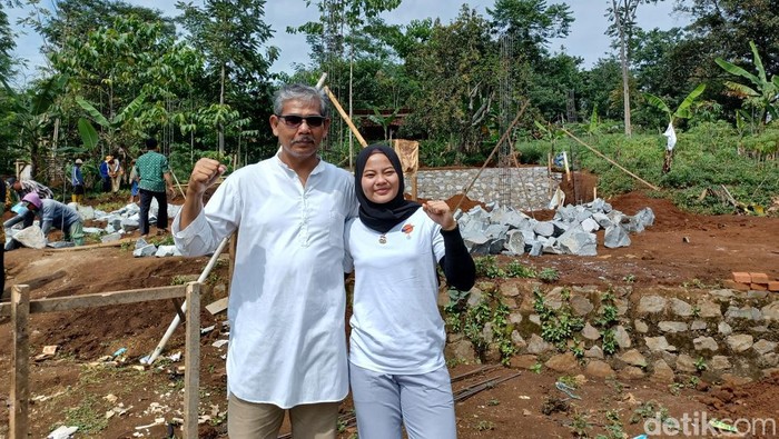 Windy Cantika dan ayahnya saat peletakan batu pertama pembangunan masjid.