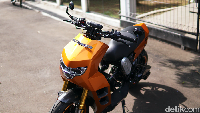 Bagian depan dari Yamaha Nouvo Indojet ini tampak mewah berkat hadirnya sok depan model up side down dari KTC. Rainbow Moto Builder juga menyematkan lampu utama yang diambil dari Yamaha Mio Soul GT. Selain itu, area kemudi dibuat telanjang dengan mengusung setang dari Yamaha X-Ride dan instrumen kluster aftermarket. 