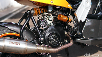 Tak mau ambil pusing, untuk area dapur pacunya di-upgrade menggunakan kit BRT oleh Rainbow Moto Builder. Hal ini membuatnya menjadi ‘naik cc’ ke 125 cc.