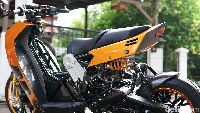 Sementara tampak sampingnya, terlihat Yamaha Nouvo Indojet ini hadir dengan beberapa aksen panel bodi tambahan yang membuatnya tampak kekar. Selain itu yang khas dari motor garapan builder asal Sukabumi ini adalah model sok belakangnya dan juga braket sok belakang yang menyerupai kepunyaan Yamaha XMAX. 