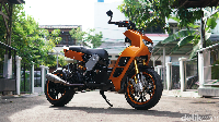 Yamaha Nouvo Indojet ini hadir dengan rangka yang terekspose dan panel bodi yang desainnya meruncing-runcing. Rainbow Moto Builder menggunakan bodi custom dengan plat besi galvanis setebal 1,2 mm. Sedangkan untuk bagian rangka tambahannya, mereka bikin dari bahan pipa besi dan membentuk desain tubular. 