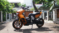 Lama waktu pengerjaan motor ini dari konsep, motor tiba, hingga selesai memakan waktu sekitar 6 bulan. Sedangkan untuk biaya, Rainbow Moto Builder mengatakan butuh sekitar Rp 40 jutaan untuk membuat motor seperti ini dan itu pun tergantung dengan aksesoris hingga kerumitan desain yang diinginkan oleh konsumen.