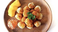 Masih di sekitar Bogor, ada @boss.kitchen yang menjual cimol isi keju leleh dengan tambahan saus kecu dan bumbu pedas yang bikin nampol. Harganya sekitar Rp 15.000 per 15 pcs. Foto: Instagram