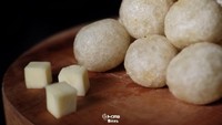  Definisi aci digemol, cimol buatan @momabites.id di Bekasi. Kisaran harganya sekitar Rp 10.000. Di sini juga jual keju aroma yang tak kalah enak. Foto: Instagram