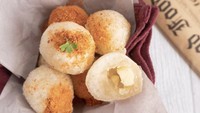 Pusatnya jajanan jadul yang digemari banyak orang. Di @anekadaganganmamang ada cimol keju super kenyal dengan lelehan saus keju yang bikin nagih. Kisaran harganya dari Rp 10.000 saja lho per porsi. Foto: Instagram