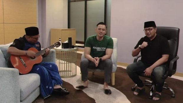 AHY bernyanyi lagu Yaa Lal Wathon.