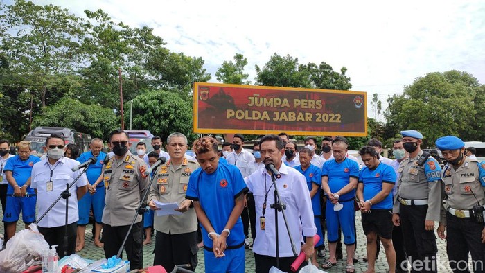 Anggota GMBI yang naiki patung Maung Lodaya