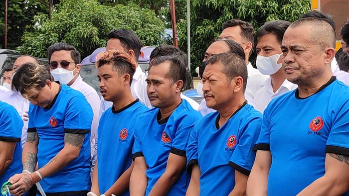 Anggota Ormas Gerakan Masyarakat Bawah Indonesia (GMBI) saat dihadirkan ke konferensi pers di Mapolda Jabar