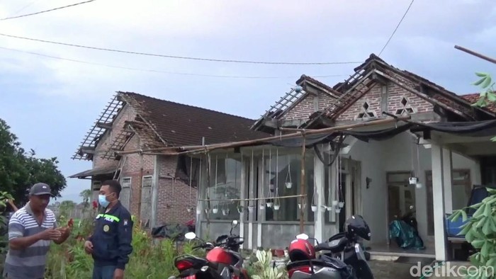 angin kencang rusak rumah warga di tulungagung