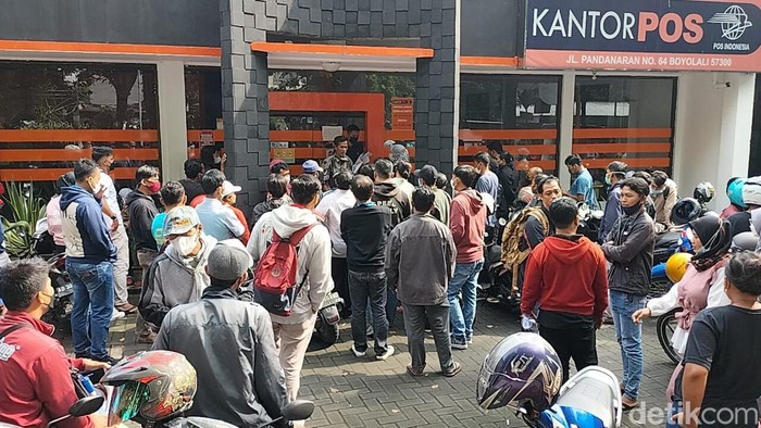Antrean pembayaran denda tilang di Kantor Pos Boyolali, Senin (31/1/2022).