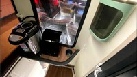 Ada juga fitur mini bar yang mencakup smoking room, di belakang mini bar ini juga terdapat fasilitas toiler untuk buang air kecil.