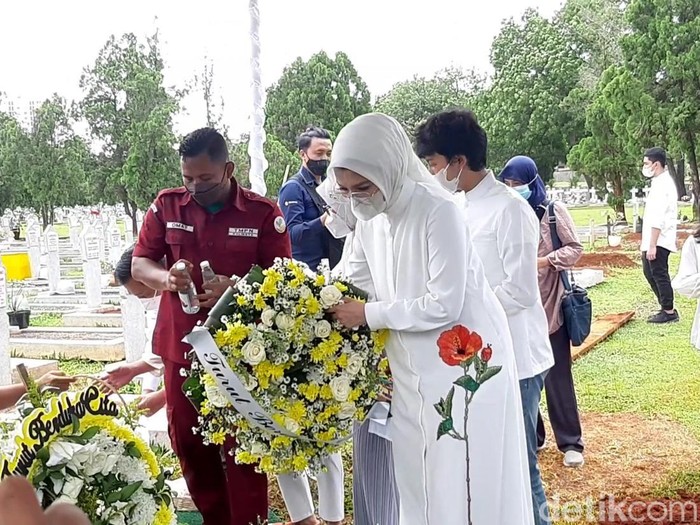 Arzeti Bilbina menangis hadiri pemakaman ayah mertuanya