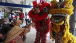 Besok Imlek, Barongsai Sapa Penumpang di Stasiun Kereta