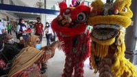 Atraksi Barongsai itu bertujuan untuk menghibur penumpang kereta api sekaligus untuk menyambut Tahun Baru Imlek.   