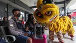 Besok Imlek, Barongsai Sapa Penumpang di Stasiun Kereta