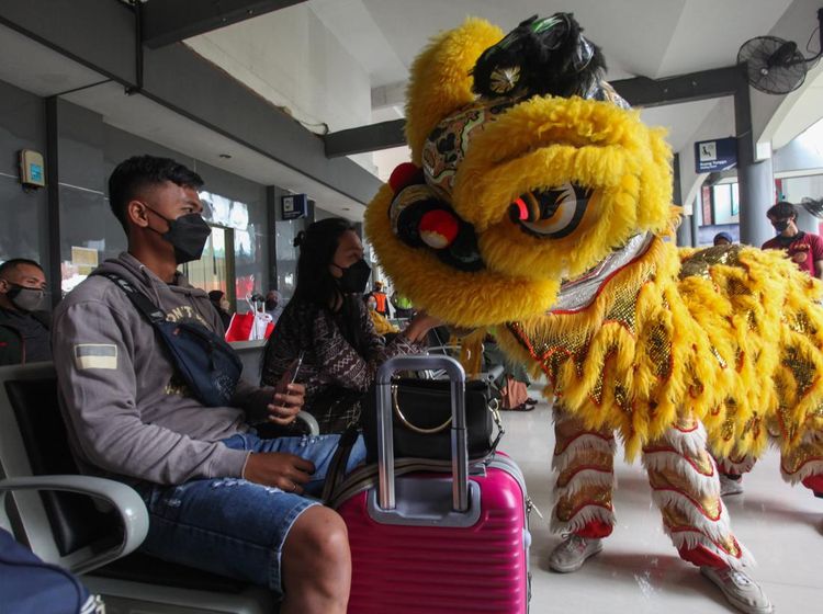 Besok Imlek, Barongsai Sapa Penumpang di Stasiun Kereta