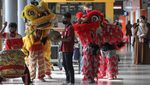 Besok Imlek, Barongsai Sapa Penumpang di Stasiun Kereta