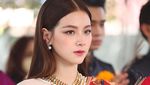 Baifern Luevisadpaibul Seksi nan Anggun Bergaun Merah Jelang Imlek